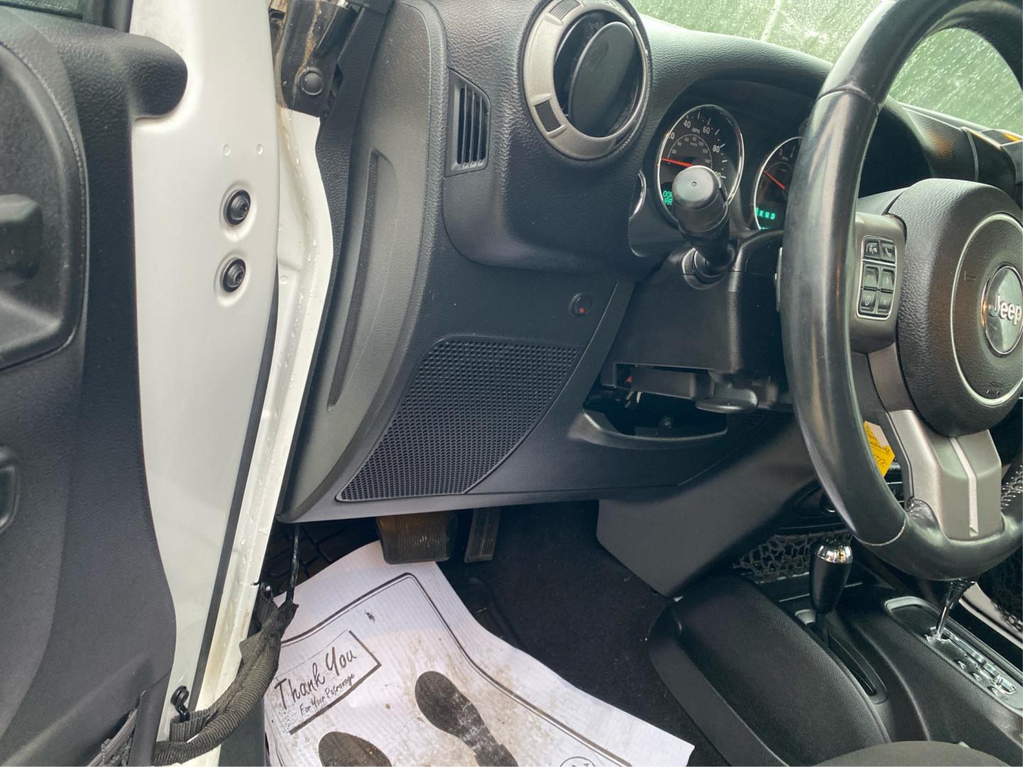 2016 WHITE JEEP WRANGLER UNLIMI SPORT (1C4BJWDG5GL) with an 3.6L engine, Automatic transmission, located at 908 SE 14th Street, Des Moines, IA, 50317, (515) 281-0330, 41.580303, -93.597046- Photo#17