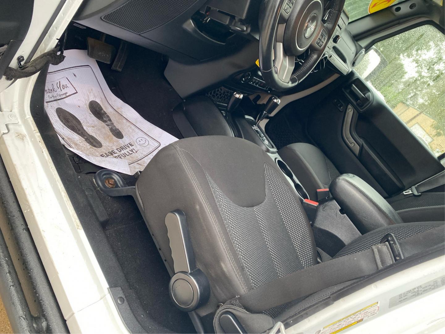 2016 WHITE JEEP WRANGLER UNLIMI SPORT (1C4BJWDG5GL) with an 3.6L engine, Automatic transmission, located at 908 SE 14th Street, Des Moines, IA, 50317, (515) 281-0330, 41.580303, -93.597046- Photo#18