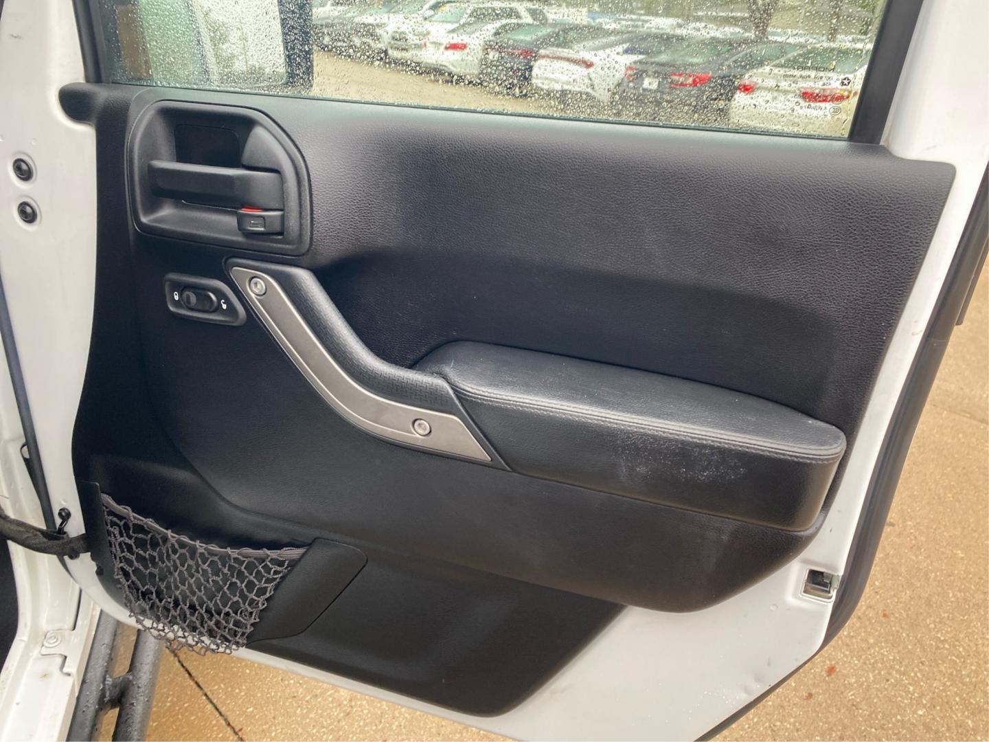 2016 WHITE JEEP WRANGLER UNLIMI SPORT (1C4BJWDG5GL) with an 3.6L engine, Automatic transmission, located at 908 SE 14th Street, Des Moines, IA, 50317, (515) 281-0330, 41.580303, -93.597046- Photo#20
