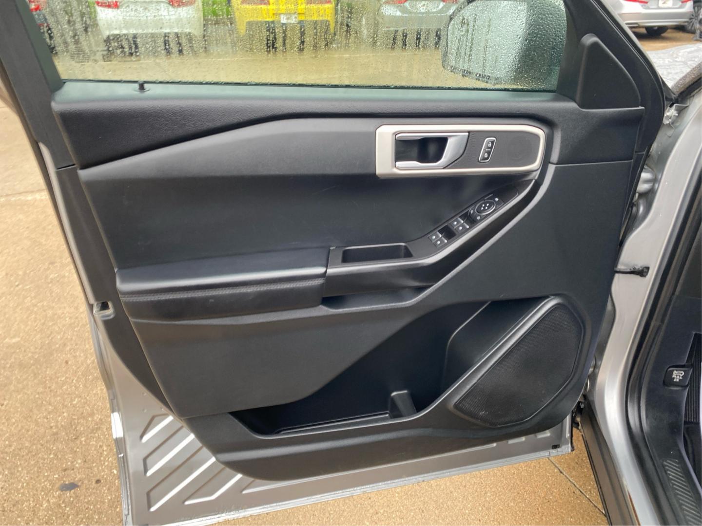 2020 SILVER FORD EXPLORER (1FMSK8BB3LG) with an 3.3L engine, Automatic transmission, located at 908 SE 14th Street, Des Moines, IA, 50317, (515) 281-0330, 41.580303, -93.597046- Photo#19