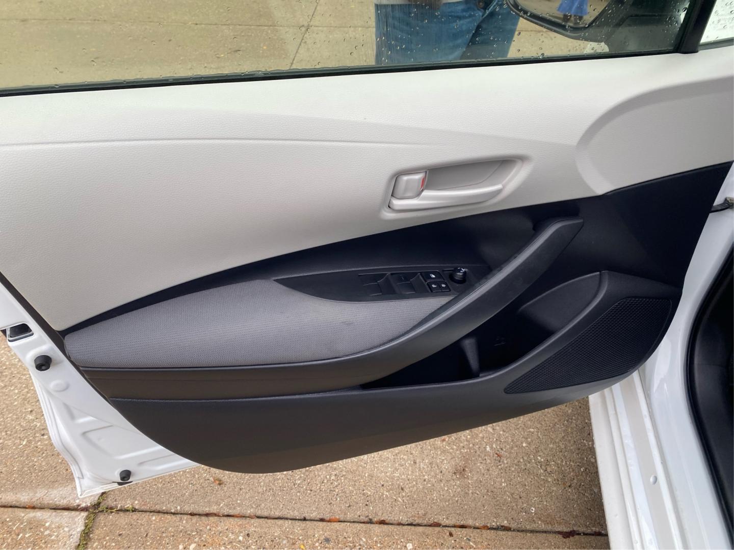 2023 WHITE TOYOTA COROLLA LE (JTDBCMFE8PJ) with an 1.8L engine, Continuously Variable transmission, located at 908 SE 14th Street, Des Moines, IA, 50317, (515) 281-0330, 41.580303, -93.597046- Photo#19
