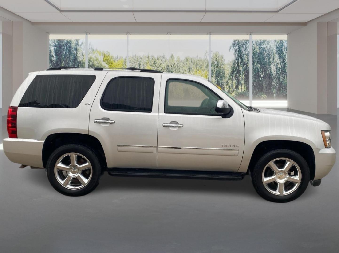2013 SILVER CHEVROLET TAHOE 1500 LTZ (1GNSKCE08DR) with an 5.3L engine, Automatic transmission, located at 908 SE 14th Street, Des Moines, IA, 50317, (515) 281-0330, 41.580303, -93.597046- Photo#1