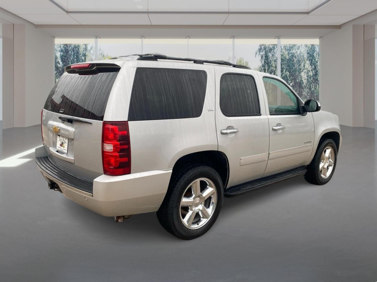 2013 SILVER CHEVROLET TAHOE 1500 LTZ (1GNSKCE08DR) with an 5.3L engine, Automatic transmission, located at 908 SE 14th Street, Des Moines, IA, 50317, (515) 281-0330, 41.580303, -93.597046- Photo#2