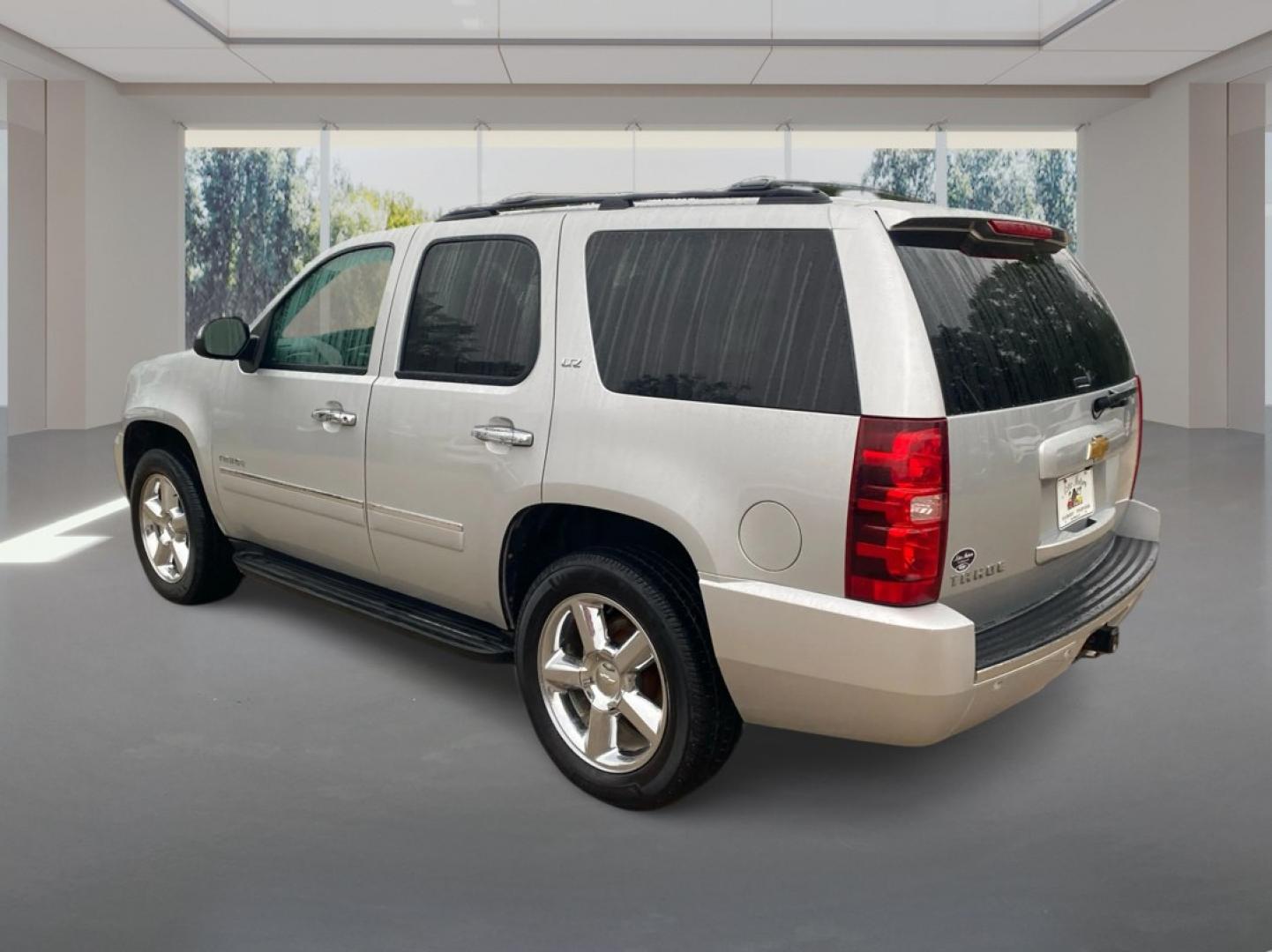 2013 SILVER CHEVROLET TAHOE 1500 LTZ (1GNSKCE08DR) with an 5.3L engine, Automatic transmission, located at 908 SE 14th Street, Des Moines, IA, 50317, (515) 281-0330, 41.580303, -93.597046- Photo#4