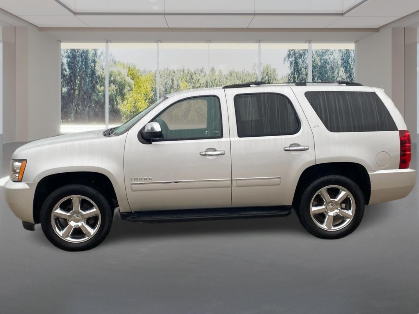 2013 SILVER CHEVROLET TAHOE 1500 LTZ (1GNSKCE08DR) with an 5.3L engine, Automatic transmission, located at 908 SE 14th Street, Des Moines, IA, 50317, (515) 281-0330, 41.580303, -93.597046- Photo#5