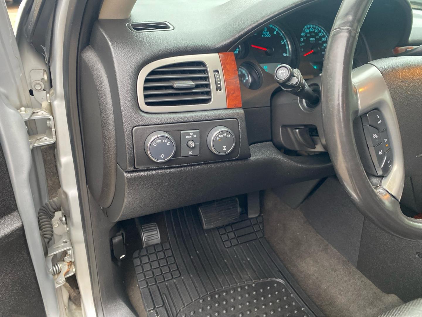 2013 SILVER CHEVROLET TAHOE 1500 LTZ (1GNSKCE08DR) with an 5.3L engine, Automatic transmission, located at 908 SE 14th Street, Des Moines, IA, 50317, (515) 281-0330, 41.580303, -93.597046- Photo#17