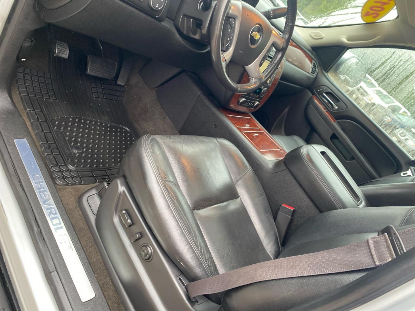 2013 SILVER CHEVROLET TAHOE 1500 LTZ (1GNSKCE08DR) with an 5.3L engine, Automatic transmission, located at 908 SE 14th Street, Des Moines, IA, 50317, (515) 281-0330, 41.580303, -93.597046- Photo#18