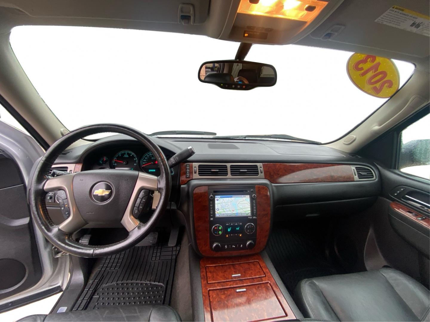 2013 SILVER CHEVROLET TAHOE 1500 LTZ (1GNSKCE08DR) with an 5.3L engine, Automatic transmission, located at 908 SE 14th Street, Des Moines, IA, 50317, (515) 281-0330, 41.580303, -93.597046- Photo#22