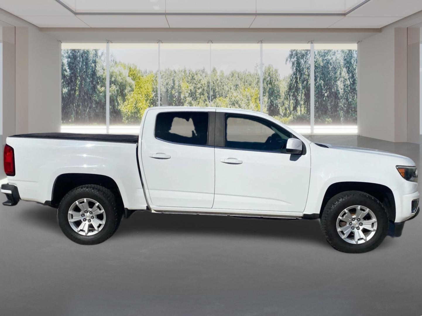 2018 WHITE CHEVROLET COLORADO LT (1GCGTCENXJ1) with an 3.6L engine, Automatic transmission, located at 908 SE 14th Street, Des Moines, IA, 50317, (515) 281-0330, 41.580303, -93.597046- Photo#1