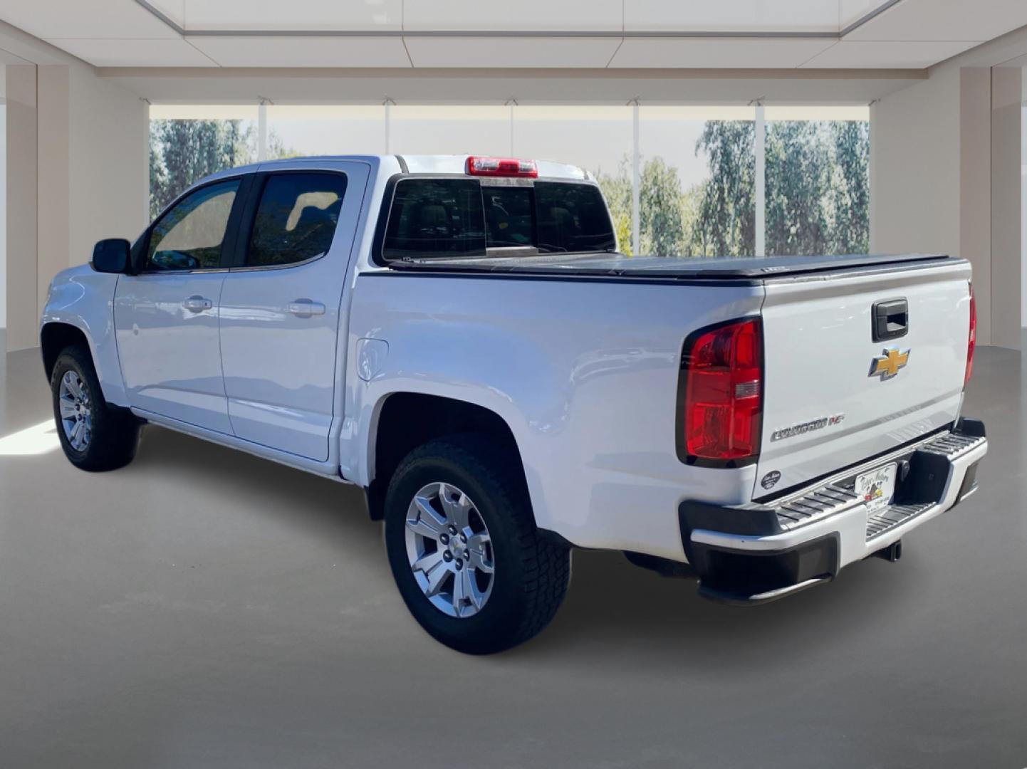 2018 WHITE CHEVROLET COLORADO LT (1GCGTCENXJ1) with an 3.6L engine, Automatic transmission, located at 908 SE 14th Street, Des Moines, IA, 50317, (515) 281-0330, 41.580303, -93.597046- Photo#4