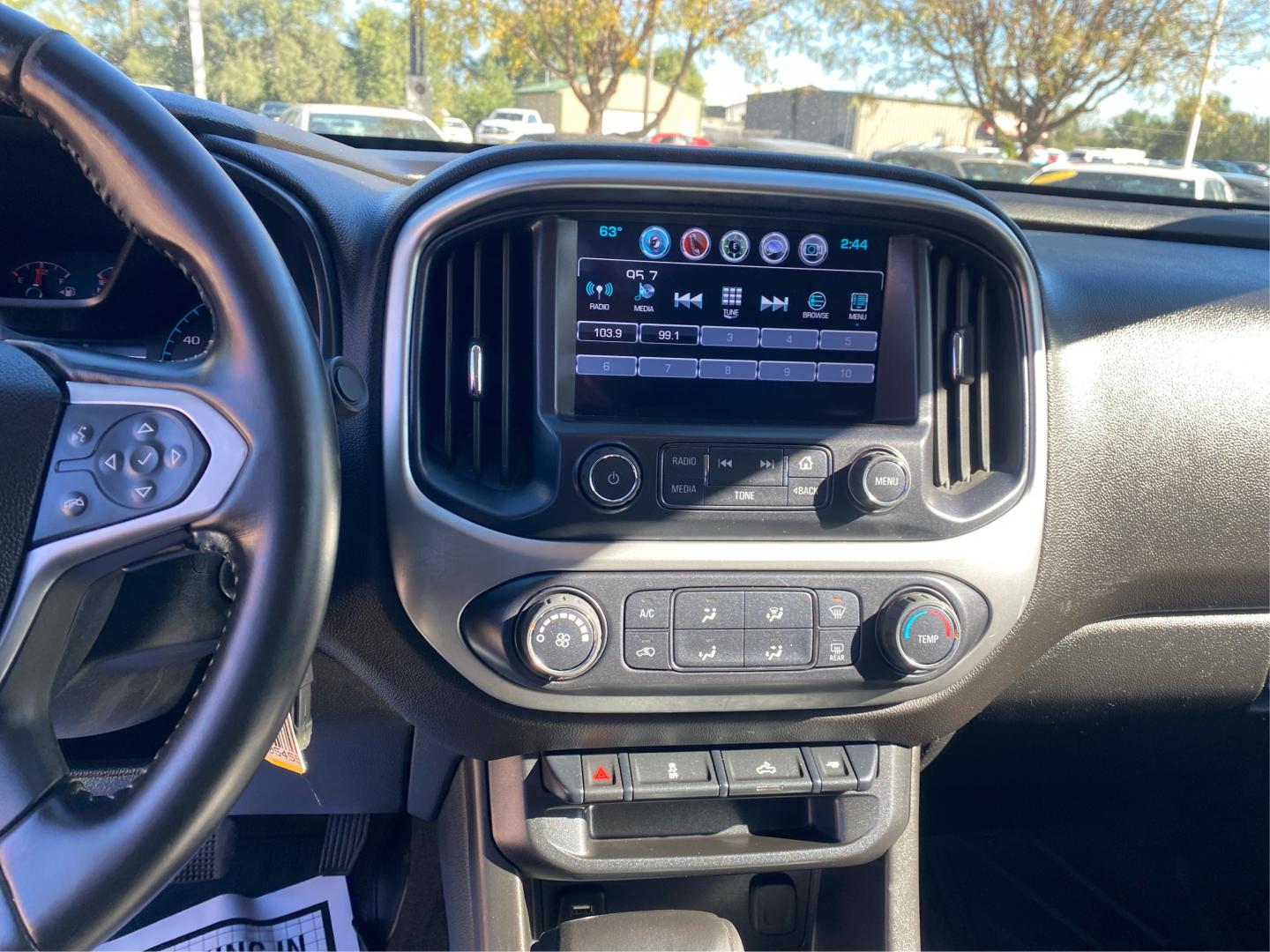 2018 WHITE CHEVROLET COLORADO LT (1GCGTCENXJ1) with an 3.6L engine, Automatic transmission, located at 908 SE 14th Street, Des Moines, IA, 50317, (515) 281-0330, 41.580303, -93.597046- Photo#12