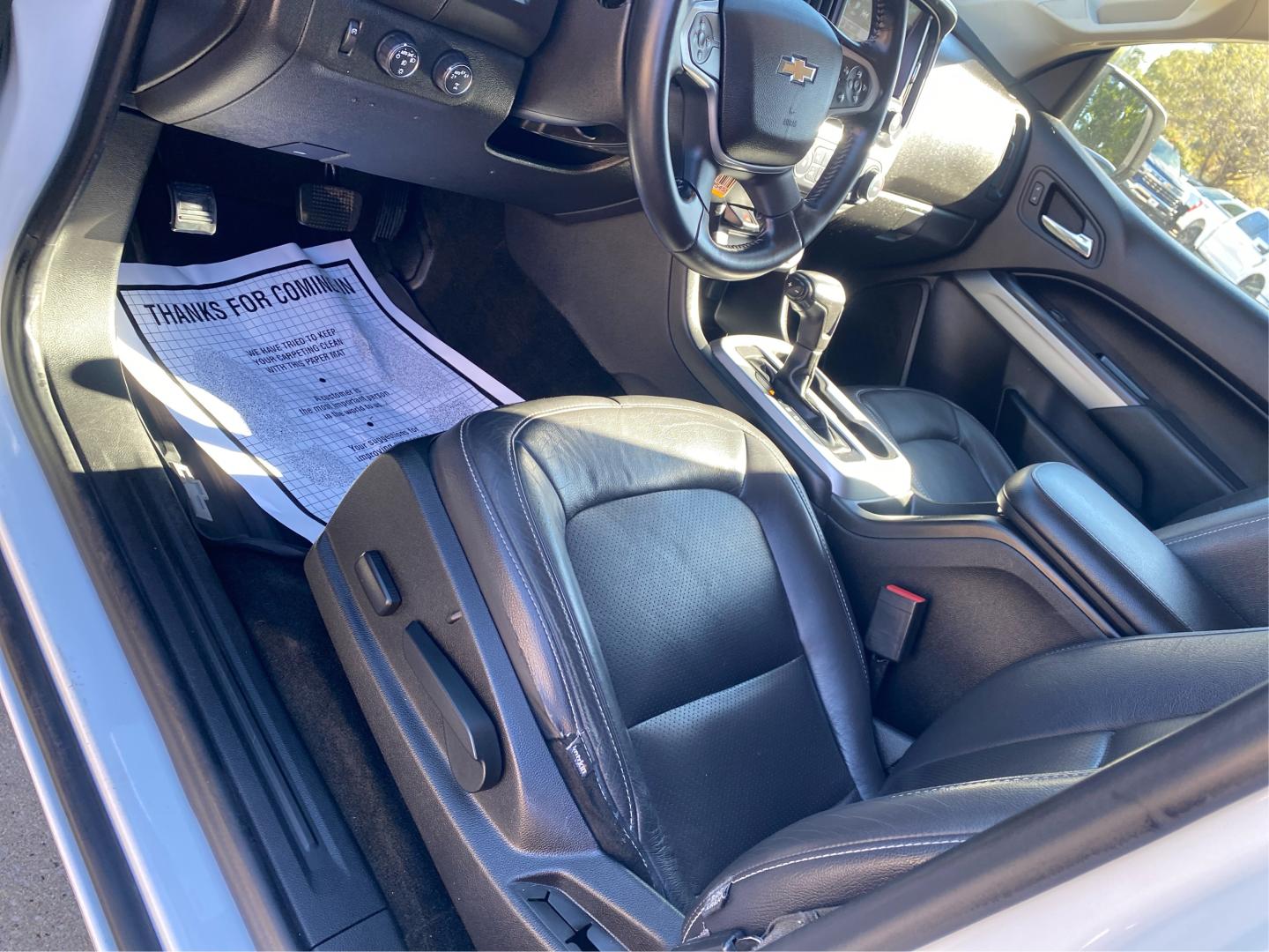 2018 WHITE CHEVROLET COLORADO LT (1GCGTCENXJ1) with an 3.6L engine, Automatic transmission, located at 908 SE 14th Street, Des Moines, IA, 50317, (515) 281-0330, 41.580303, -93.597046- Photo#17
