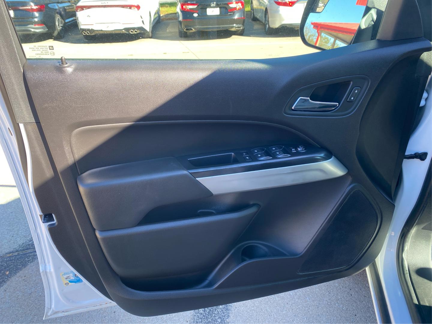 2018 WHITE CHEVROLET COLORADO LT (1GCGTCENXJ1) with an 3.6L engine, Automatic transmission, located at 908 SE 14th Street, Des Moines, IA, 50317, (515) 281-0330, 41.580303, -93.597046- Photo#18