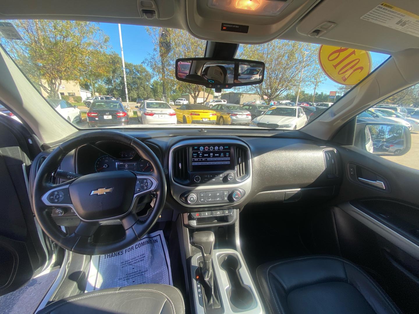 2018 WHITE CHEVROLET COLORADO LT (1GCGTCENXJ1) with an 3.6L engine, Automatic transmission, located at 908 SE 14th Street, Des Moines, IA, 50317, (515) 281-0330, 41.580303, -93.597046- Photo#20