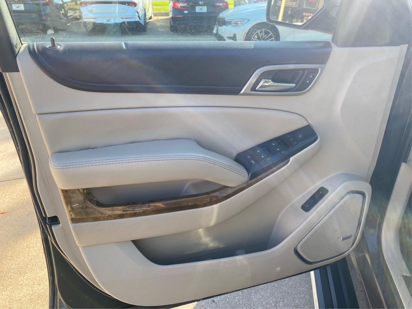 2016 BLACK GMC YUKON XL DENALI (1GKS2HKJ2GR) with an 6.2L engine, Automatic transmission, located at 908 SE 14th Street, Des Moines, IA, 50317, (515) 281-0330, 41.580303, -93.597046- Photo#19