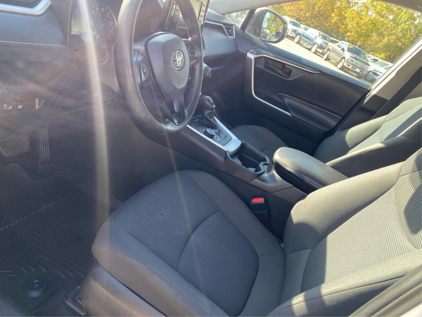 2021 WHITE TOYOTA RAV4 LE (4T3M6RFV2MU) with an 2.5L engine, Automatic transmission, located at 908 SE 14th Street, Des Moines, IA, 50317, (515) 281-0330, 41.580303, -93.597046- Photo#8
