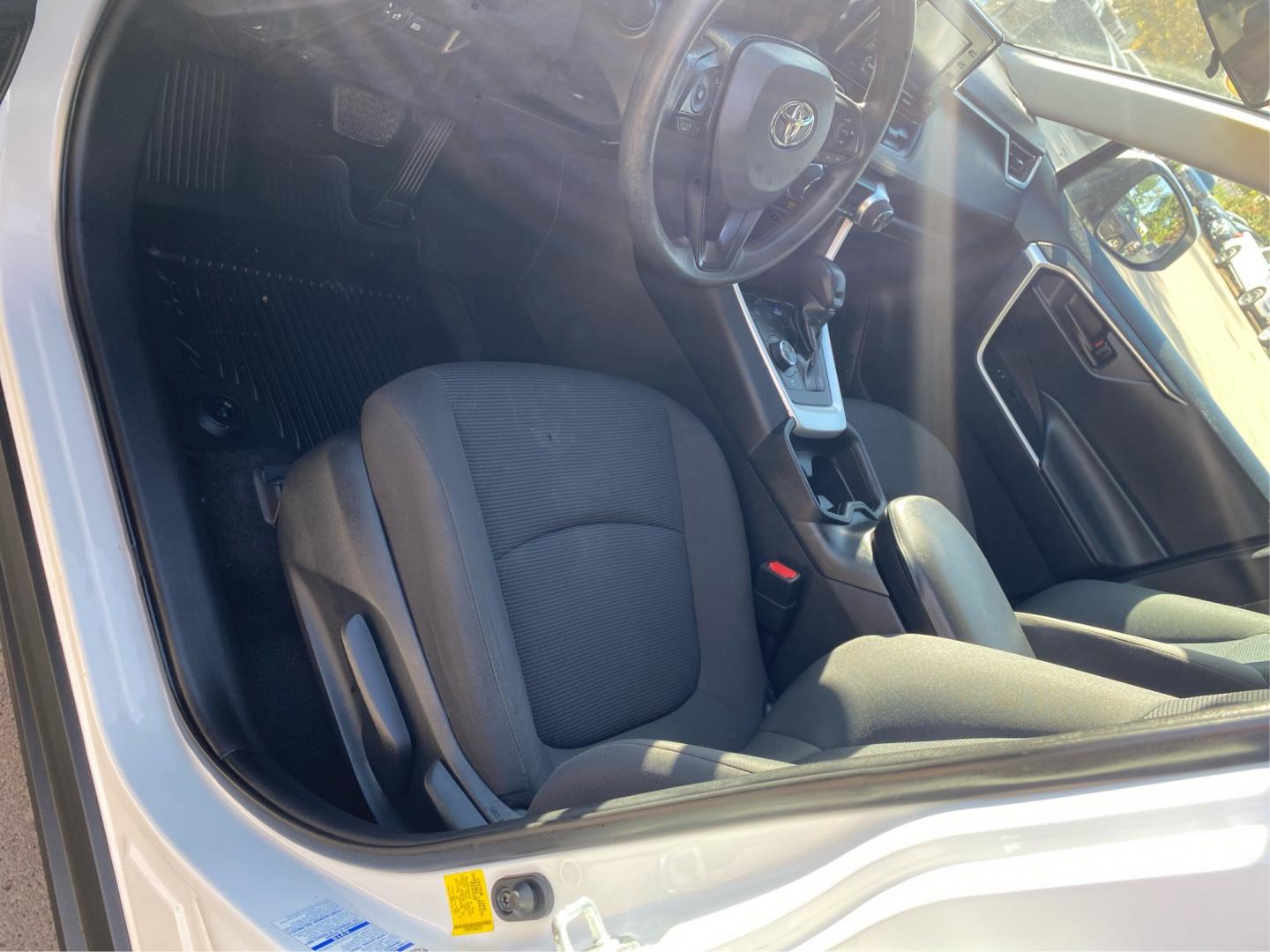 2021 WHITE TOYOTA RAV4 LE (4T3M6RFV2MU) with an 2.5L engine, Automatic transmission, located at 908 SE 14th Street, Des Moines, IA, 50317, (515) 281-0330, 41.580303, -93.597046- Photo#18