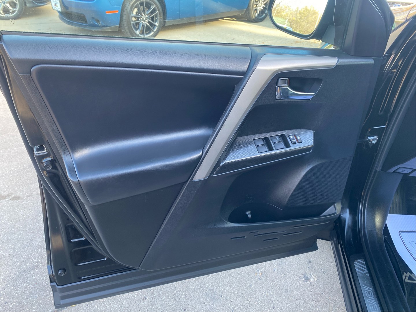 2018 BLACK TOYOTA RAV4 ADVENTURE (2T3RFREV5JW) with an 2.5L engine, Automatic transmission, located at 908 SE 14th Street, Des Moines, IA, 50317, (515) 281-0330, 41.580303, -93.597046- Photo#19