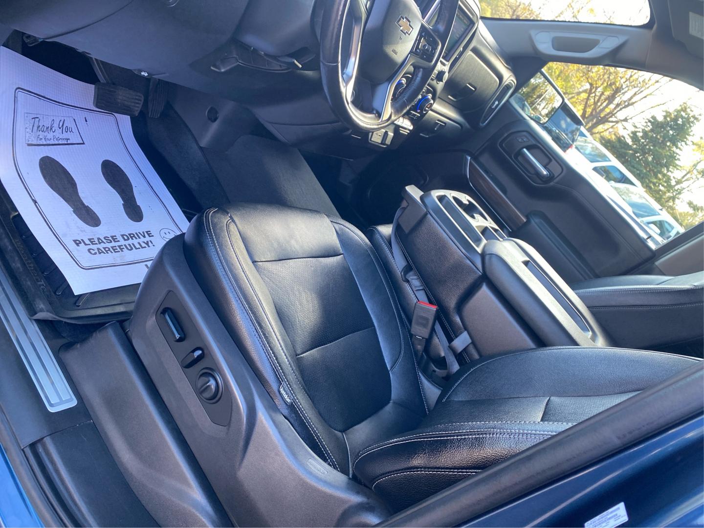 2019 BLUE CHEVROLET SILVERADO 1500 LT (1GCRYDED1KZ) with an 5.3L engine, Automatic transmission, located at 908 SE 14th Street, Des Moines, IA, 50317, (515) 281-0330, 41.580303, -93.597046- Photo#17